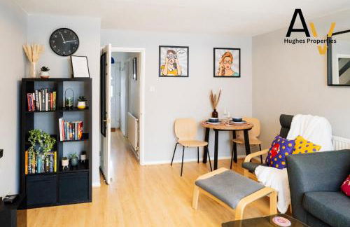 Northampton Pop Art House - Free Parking - Fast Wi Fi by AV Hughes Properties - Photo 25