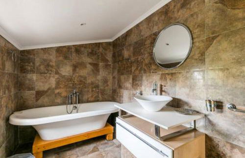 Les Templiers - Petit BIZERTY 36 pers (Mas privé) - 2 piscines - Salle 200 m² - Foto 24