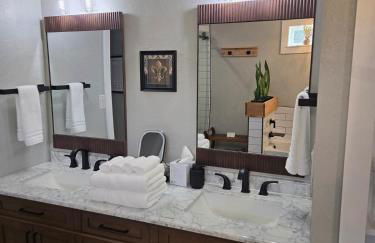 New Lux Cottage by Lake, King bed, Full Kit, Wi-Fi - Foto 5