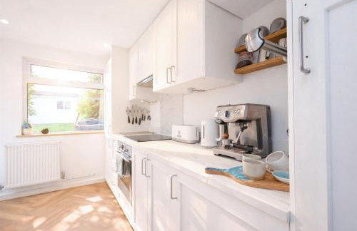 Palm Haven House - Luxury family-friendly Newquay surf house near Porth Beach perfect for walking, pets, exploring - Photo 9