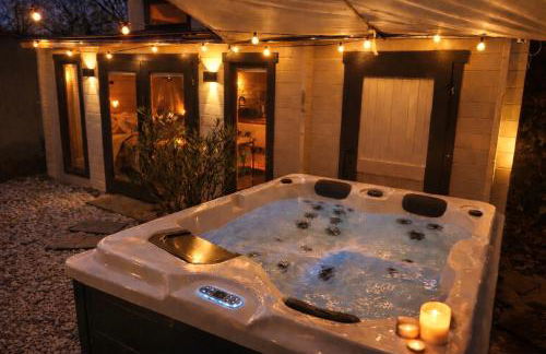 Wellness Ferienwohnung mit Sauna, Massagen, Spa, beheizbarem Whirlpool bei Leipzig - Foto 1