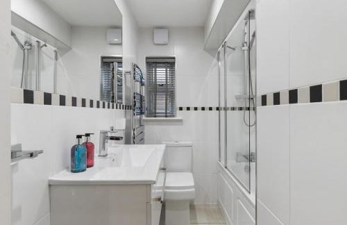 Two Bed Flat in Bush Hill Park - Photo 13