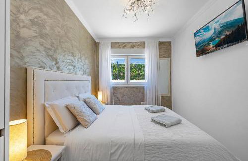 Villa VERONICA with CINEMA PROJECTOR by the HEATED POOL and JACUZZI - Foto 40