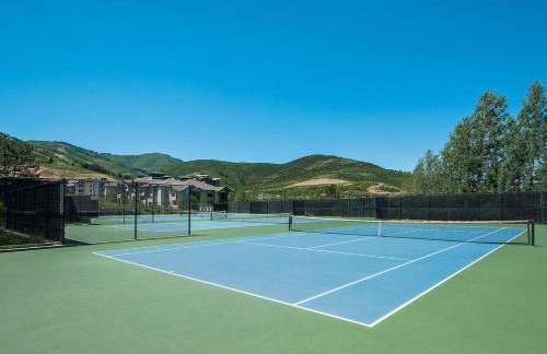 Dont miss the Main level Cozy Winter Retreat - Photo 11