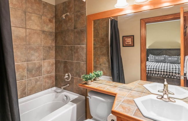 I Spy - Cozy Pet Friendly, Ski In/Ski Out Condo with Private Hot Tub - Photo 12