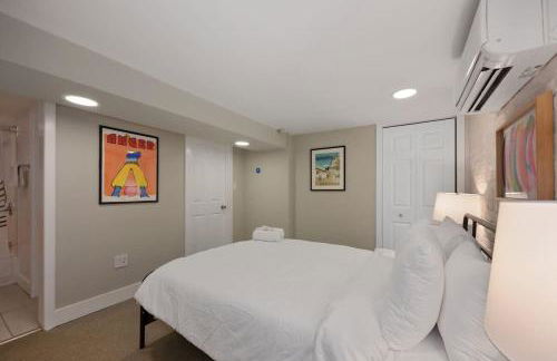 Massive Mid-Century Marvel 5 Bedrooms and Parking - Foto 34