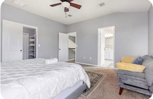 Modern 4BR Retreat, Fast WiFi, Parking, Less than 15 mins from Austin - Foto 9