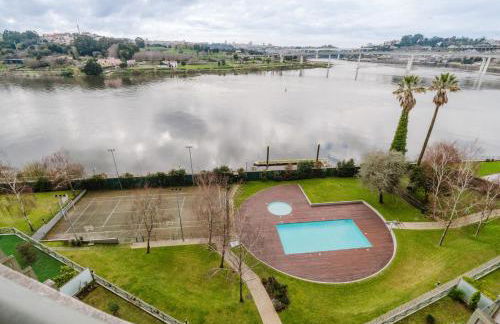 Elegant Riverfront Flat | Pool & Sports by Host Wise - Foto 46