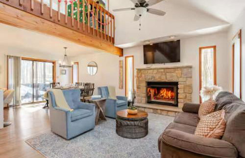 Cozy Cabin at Poconos With Hot Tub and Fire Pit - Foto 9