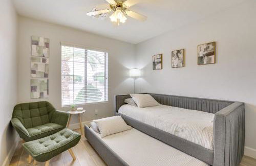 Spacious and Fenced Yard Pet-Friendly Surprise Home - Foto 21