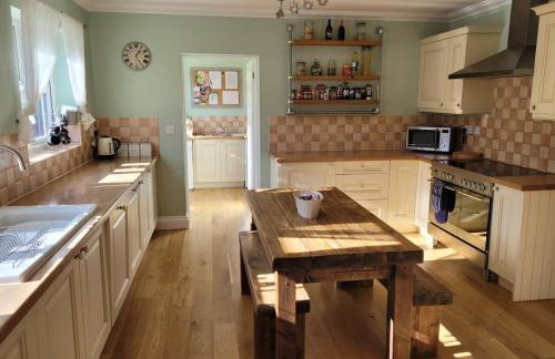 Detached luxury 5 bed house, lanscaped garden, fire pit, parking, can sleep families or workers - Foto 45