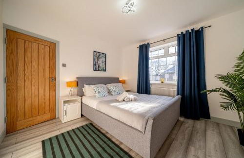 Spacious 6 Bedroom House l Near Airport l Sleeps 12 l Book With Confidence with The Cosy Corner Nationwide - Foto 5