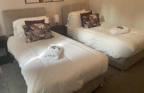 Spacious 4-bed Ample Parking Fast WiFi Contractor Family Friendly - Photo 46