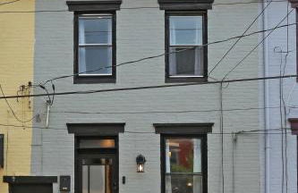 Charming 4BR with Private Patio and Historic Row Downtown - Foto 28