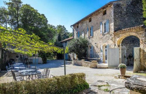 Stunning farmhouse with heated private pool in Provence - Photo 1
