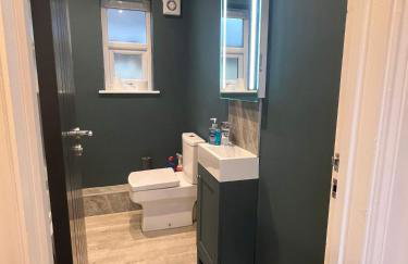 Stylish 2Bed Ground Floor Flat with Private Garden - Photo 5