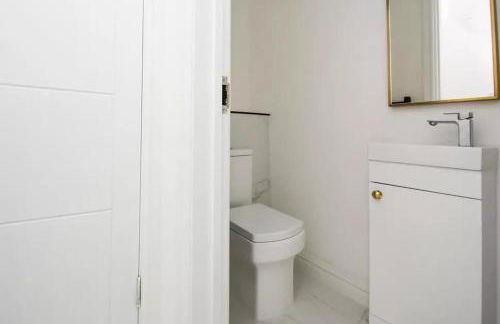 8 Bedroom House Sleeps 20 - Private Garden - Foto 11