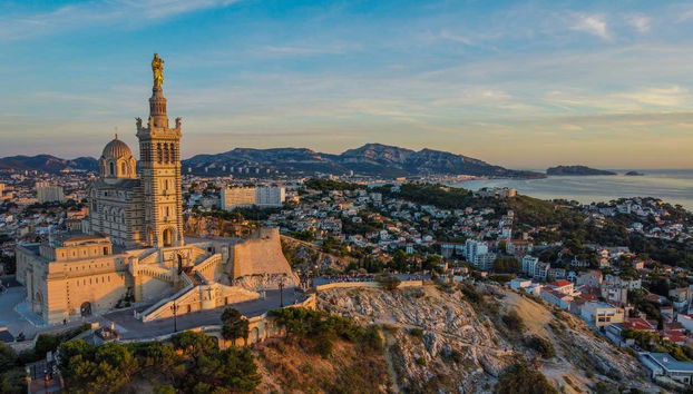 Vue sur la basilique Notre-Dame de la Garde au coucher de soleil