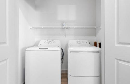 Elevated Contemporary 2BR 2BA with Balcony - Foto 39