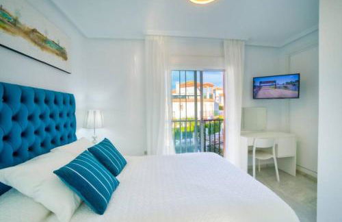 Marbella Luxury Home with Games Room & Sea Views - Photo 25