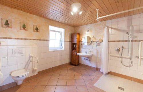 FERIENHOF KATZENMAIER, Bauernhof- und Familienurlaub am BODENSEE, großzügig wohnen, MESSENAH und teils BARRIEREFREI, Spielangebot für drinnen und draußen, Parkplatz am Haus, gute ÖPNV-Anbindung - Foto 38