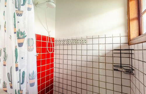 Casa dos Pássaros na areia a 20m da Praia da Baleia com 3 suítes e 1 dorm com ar condicionado, wifi, smart tv, cozinha completa e churrasqueira - Foto 28