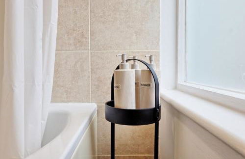 Large 5-Bedroom Home, Perfect for Long Stays & Team Accommodation - Foto 33