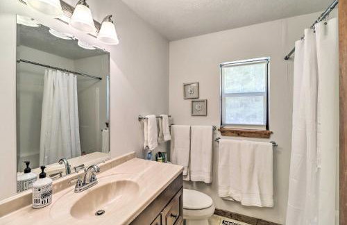 Walk to White River Home with Deck in Flippin! - Foto 17