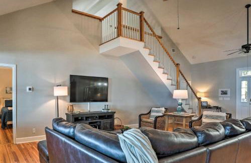 Lakefront Retreat with Game Room and Private Dock! - Foto 4