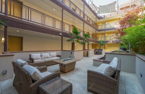 Elevator-Work Here-Gig WiFi-King Bed-Laundry in unit - Foto 55