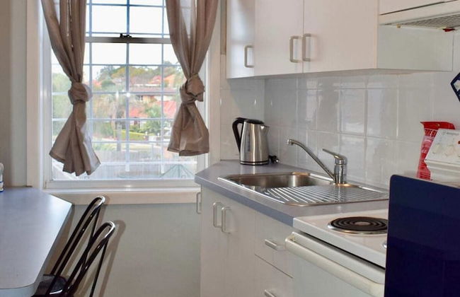 Comfortable 3 Bedroom Apartment In Trendy Haberfield - Photo 10