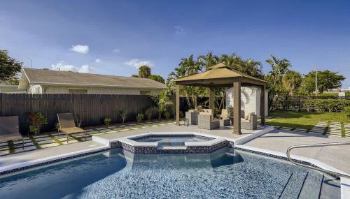 Ridgeway Villa - Revel in Sunlit Living with Backyard Gazebo & Pool - Foto 2