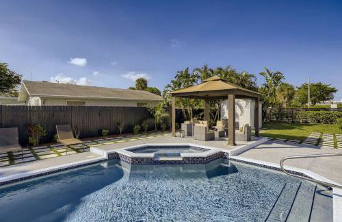 Ridgeway Villa - Revel in Sunlit Living with Backyard Gazebo & Pool - Foto 2