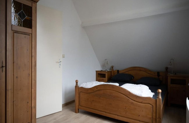 Appealing Bungalow With Garden - Photo 5