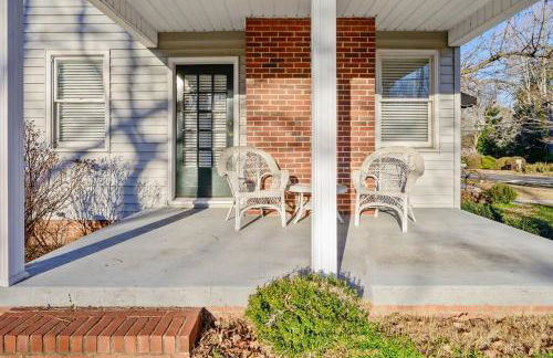 Center St Retreat - 1 Block from Downtown! - Foto 11