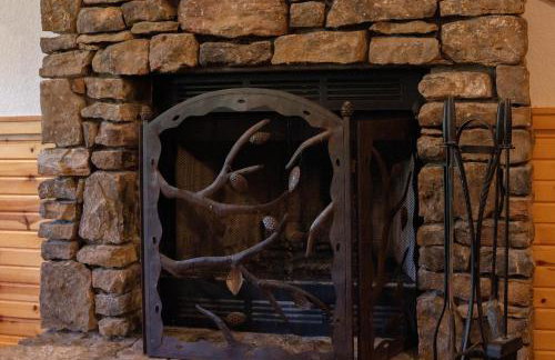 Riverfront Little Red Cabin, Hot Tub, World-class Trout Fishing, Views & Boat Access - Photo 22