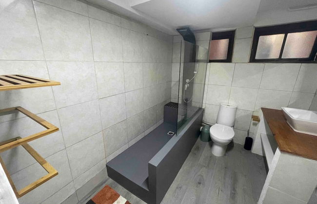 Lavish Camps Bay Pool Side Apartment - Photo 10