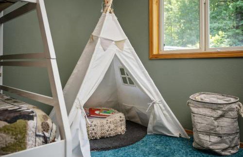 Iron Mountain - Spacious Secluded Lodge with Hot Tub & Game Room - Photo 54