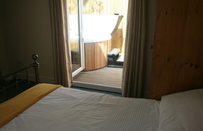 Snow White's House - Farm Park Stay with Hot Tub, BBQ & Fire Pit - Foto 4