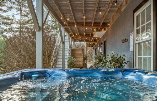 Newly Renovated Luxe Home near Asheville | Pool, Hot Tub, Theater & Games! - Foto 61