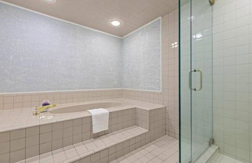 NEW! 4BR I Indoor Pool on the Bay in Boat Town USA - Foto 16