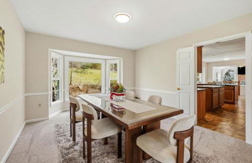 Bright Family Retreat with Private Backyard & Loft - Foto 20