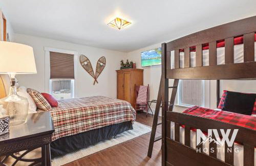 Cozy Farmhouse w Treehouse Fire Pit 1 Mile to Beach Close to Skiing Adventures 1226 - Foto 7