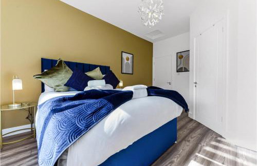 Lovely Two Bedroom with Ensuite Bathrooms - Photo 3