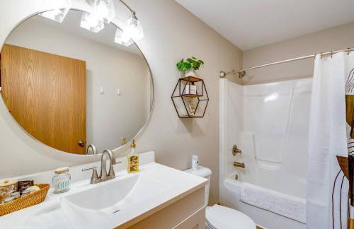 Charming 2BR Home w Outdoor Space & BBQ Grill - Foto 12