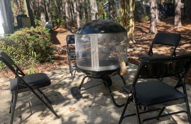 Pet Friendly Tranquil Cottage with Fire-Pit & Hot Tub Minutes to BEACHES - Foto 31