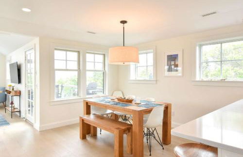 Gorgeous Architectural Home w Water Views - Foto 12