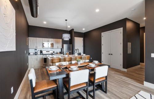 2BR 2BA, King bd, Gym, Free Parking, 8min to Train - Foto 30