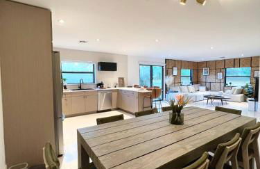 Super stylish 4 BR Home Steps from the Fun - Foto 12