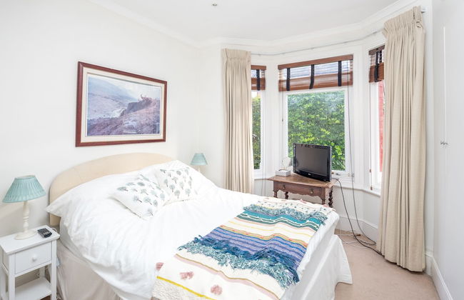 JOIVY Homely 2 Bed Riverside Flat with Patio in Hammersmith - Foto 2